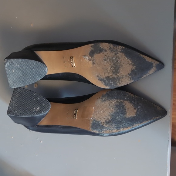 L'intervalle Black Pointed Toe Leather Pumps, Size 6 - Picture 4 of 5